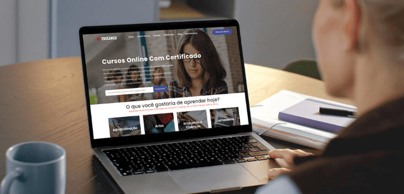 Pessoa acessando plataforma da EducaWeb.